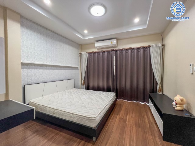 ทาวน์เฮ้าส์มือสองย่านนนทบุรี ม.ลิฟวิ่งพาร์ค พระราม5 เนื้อที่เกือบ 20 ตร.ว. ฟังก์ชัน 3 ห้องนอน 3 ห้องน้ำ 2 ที่จอดรถ บ้านสภาพดี พร้อมเข้าอยู่ มาพร้อมของแถมเพียบ!  3 เครื่องปรับอากาศ, 2 เครื่องทำน้ำอุ่น ฯลฯ บนทำศักยภาพ ใกล้ท่าน้ำนนท์ ทางด่วน "ศรีรัช" รีบจองเลย!